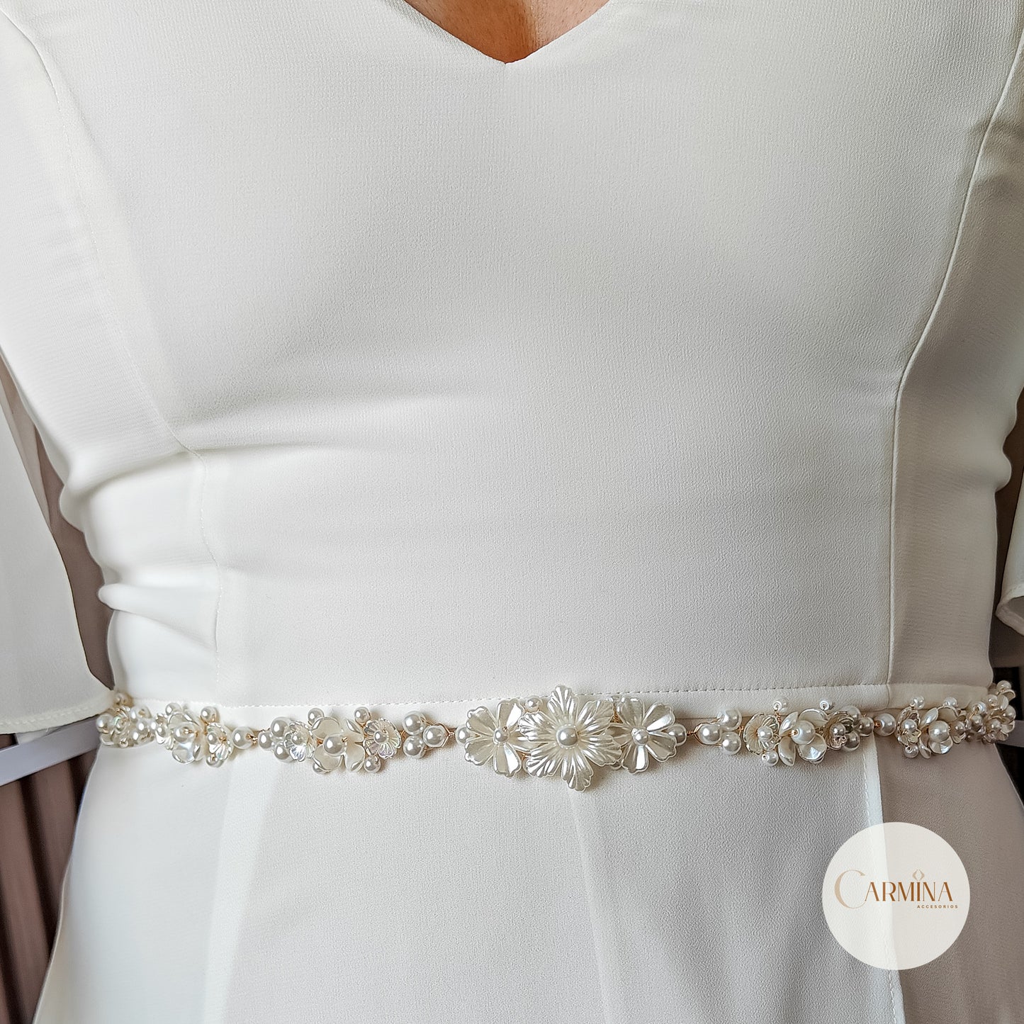 Faja Francy | Guía flexible con delicadas Flores Acrílicas Blancas y Perlas | Dorado y Blanco