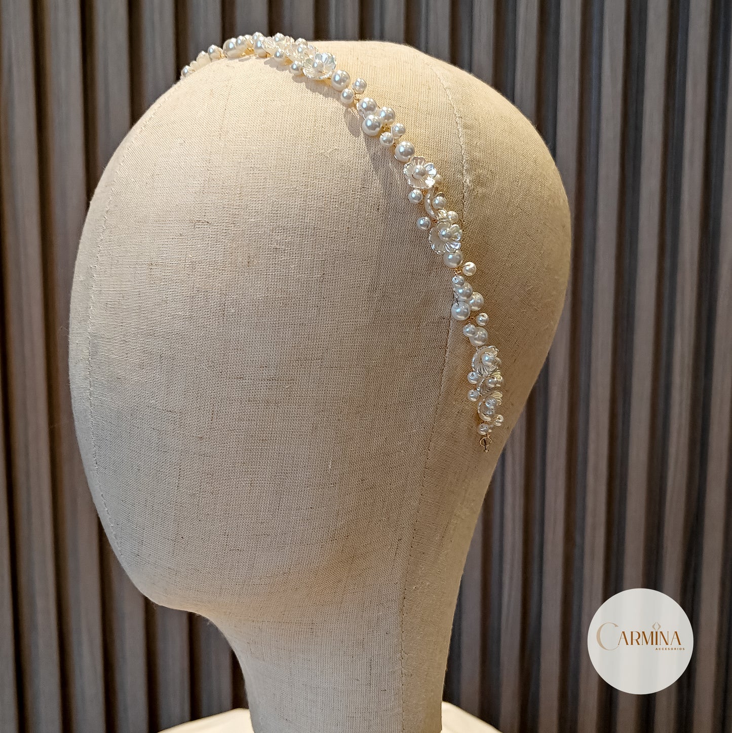 Tocado Francy | Guía flexible con delicadas Flores Acrílicas Blancas y Perlas | Dorado y Blanco