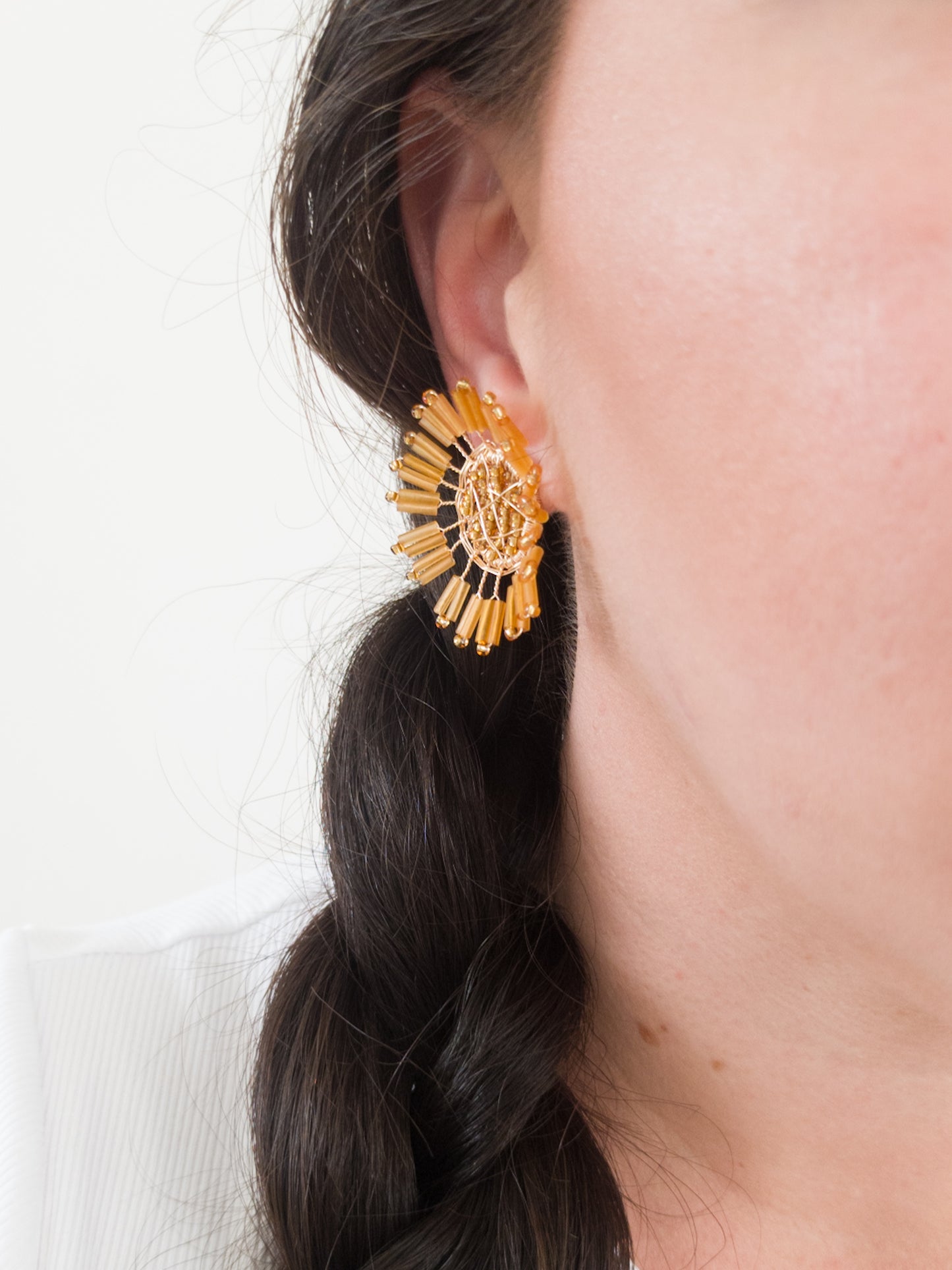 aretes-aol-exhibido-en-modelo-toma-lateral