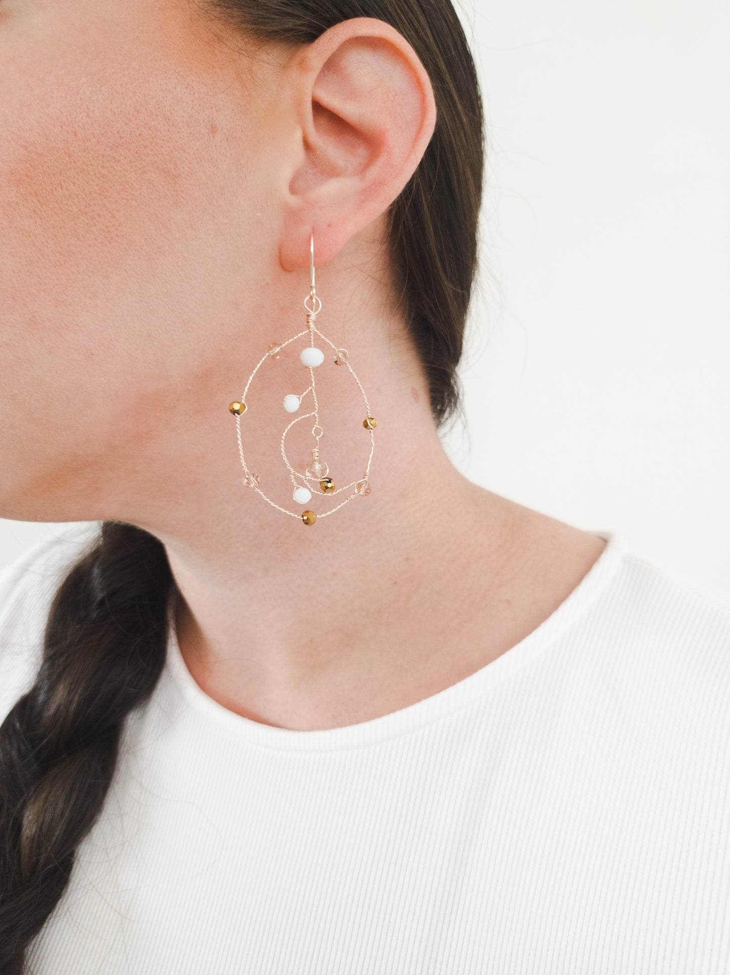 aretes-aura-exhibido-en-modelo