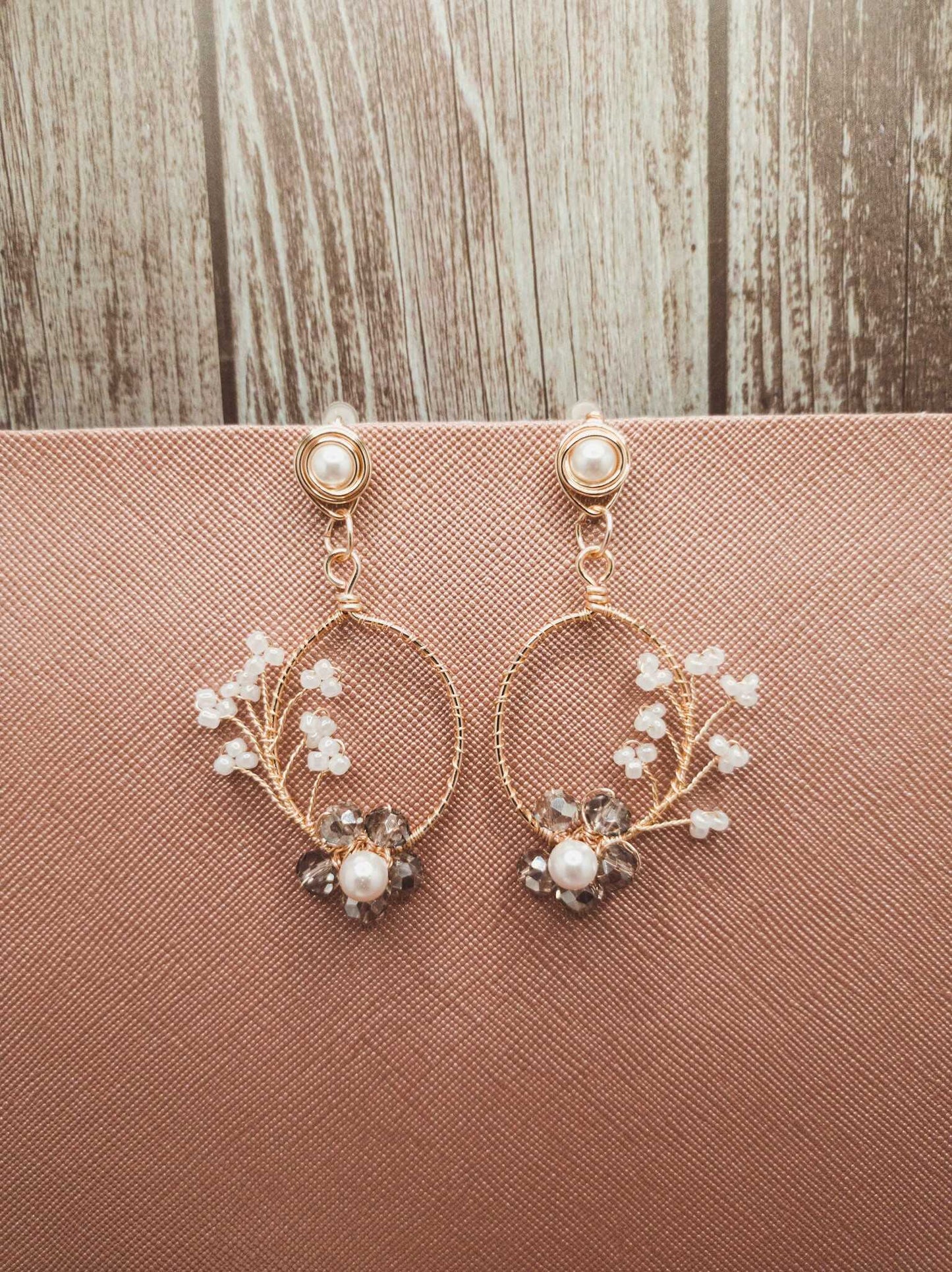 Aretes Chloe | Aro Dorado Con Flor Azul y Perlas Nácar