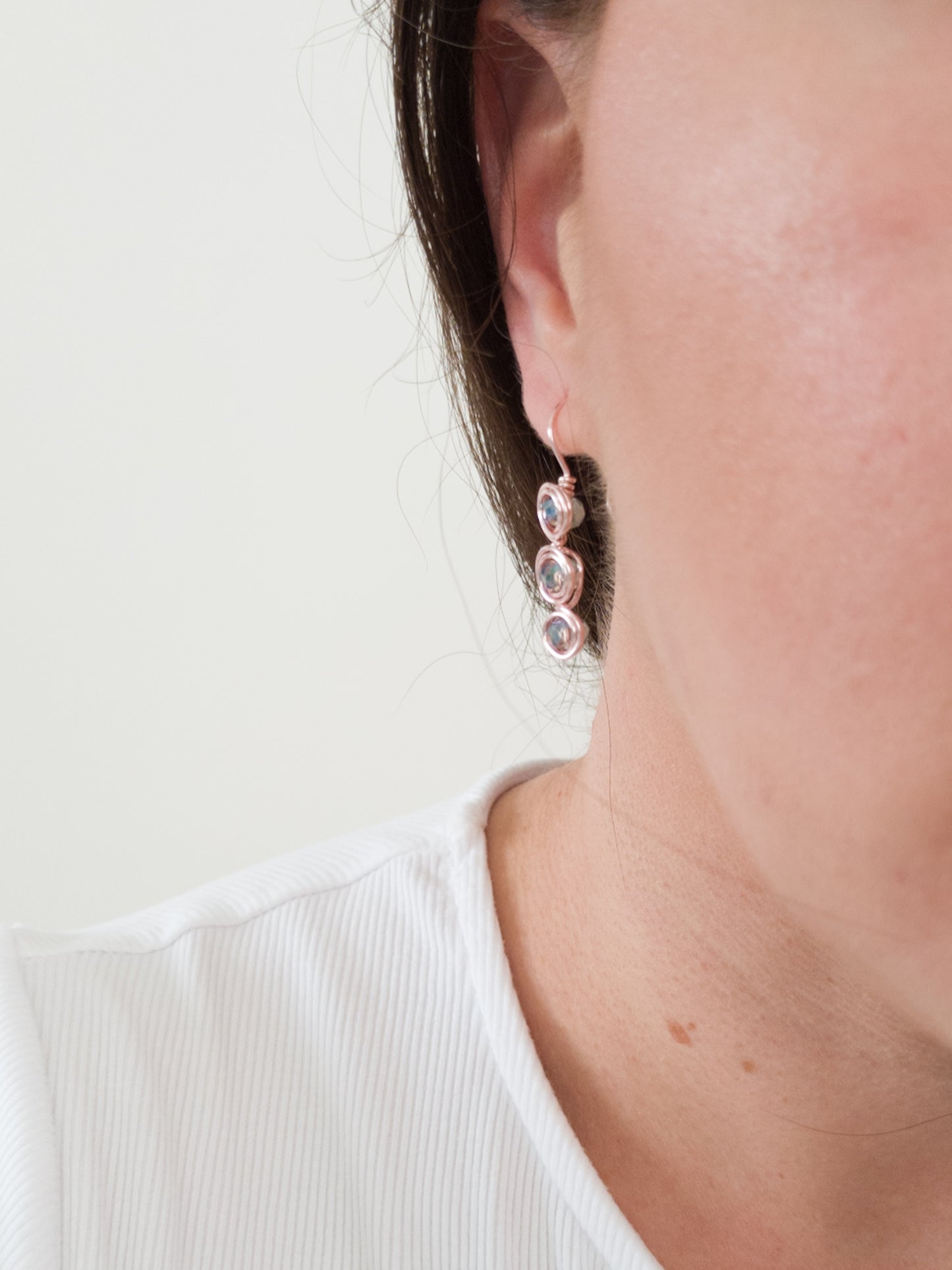 aretes ali en modelo