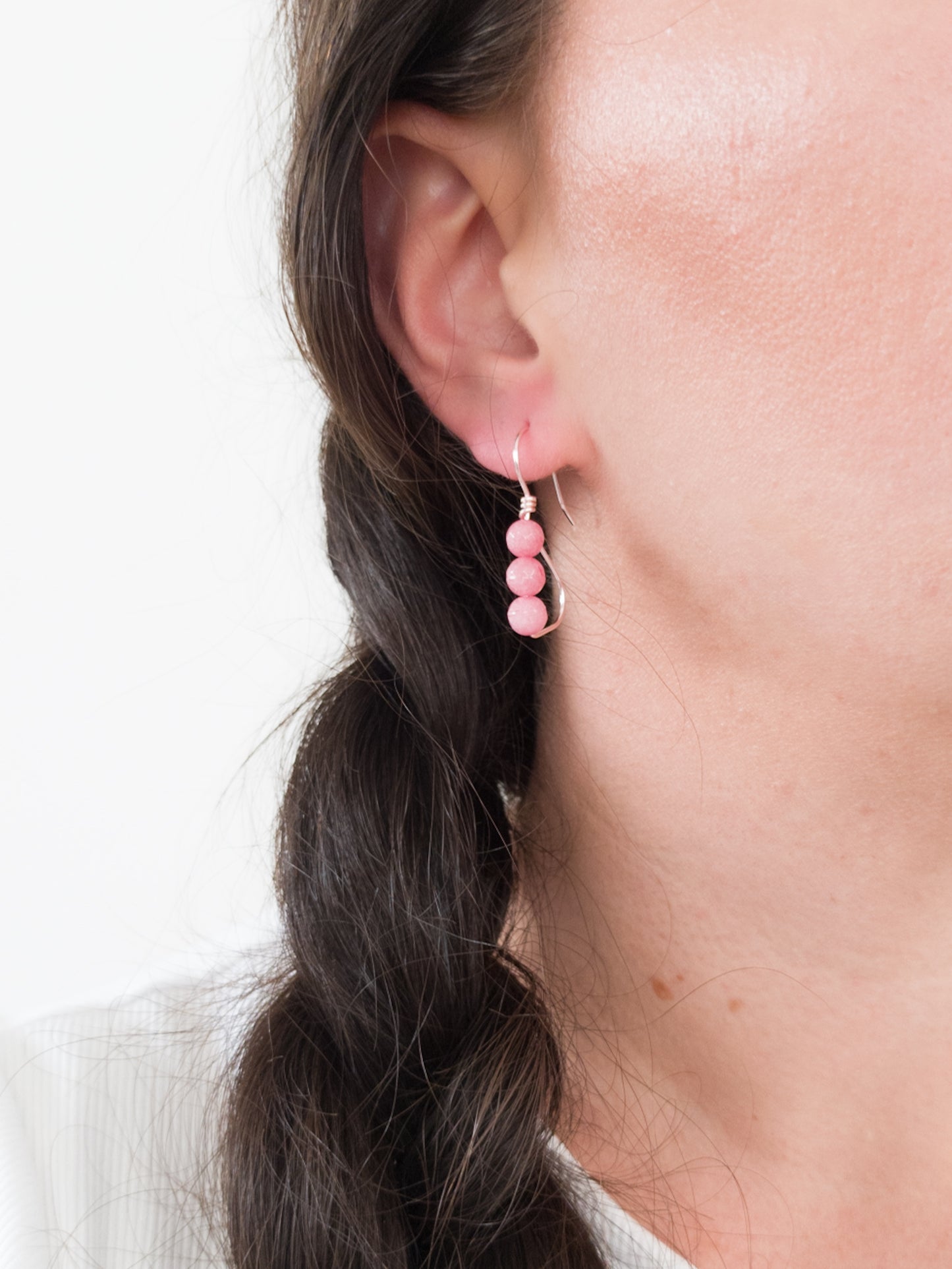 aretes-jenn-exhibido-en-modelo