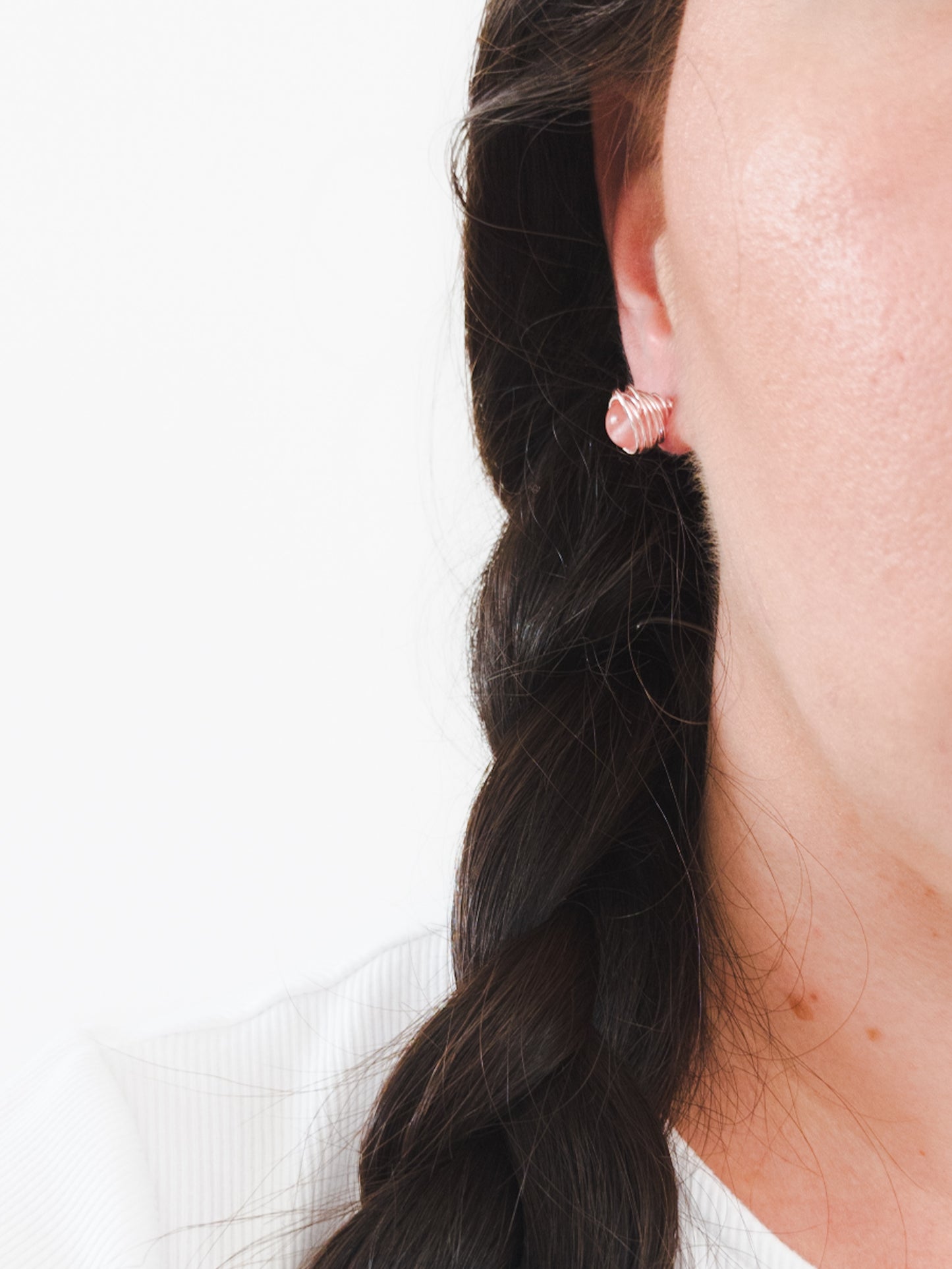 aretes-lori-exhibido-en-modelo-toma-lateral