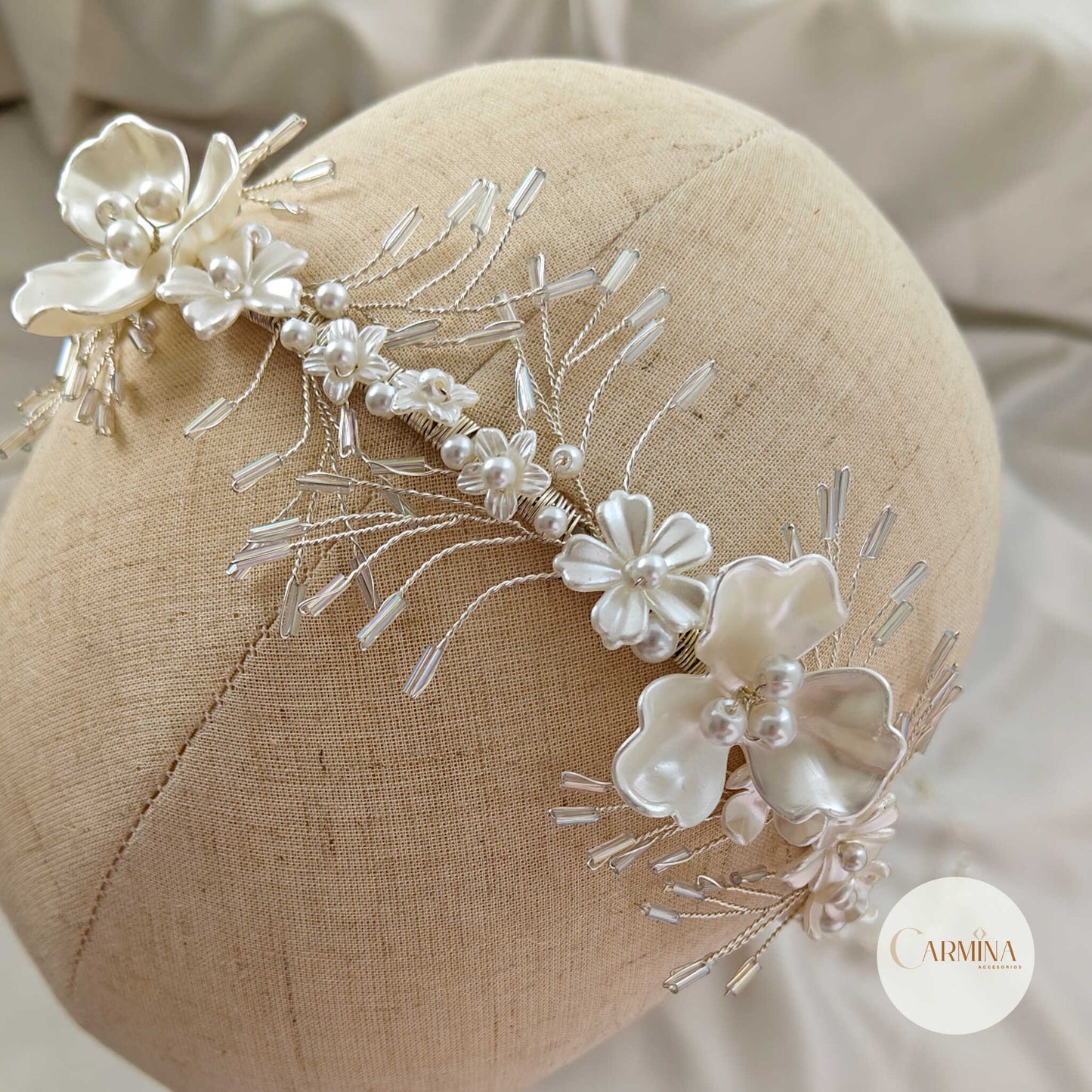 Tocado Kriss | Diadema con delicadas Flores Acrílicas Blancas y Perlas | Plateado y Blanco