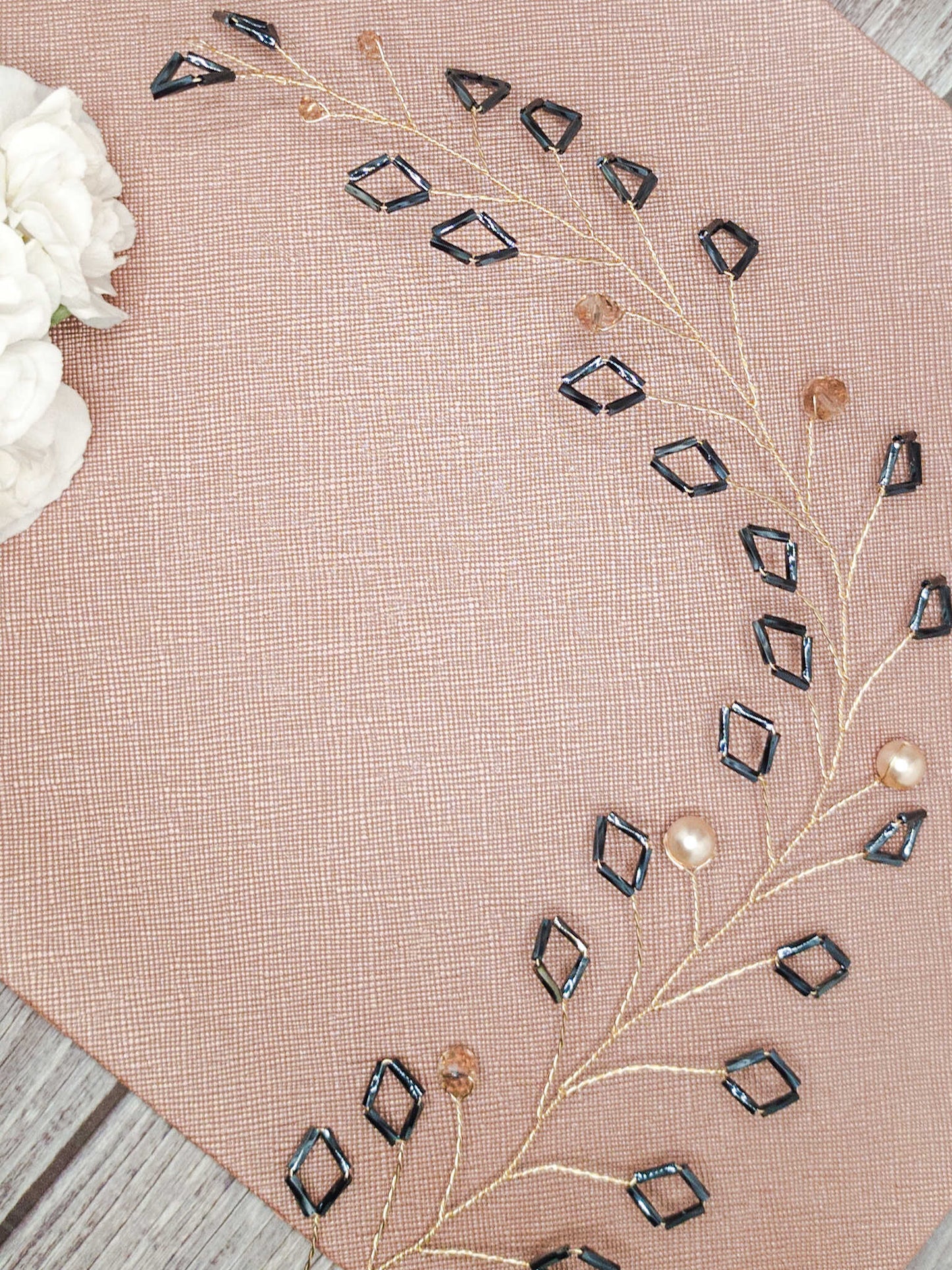 Tocado Lú | Guía Flexible Dorada Con Cristales Ámbar, Azul Media-Noche y Perlas Nácar