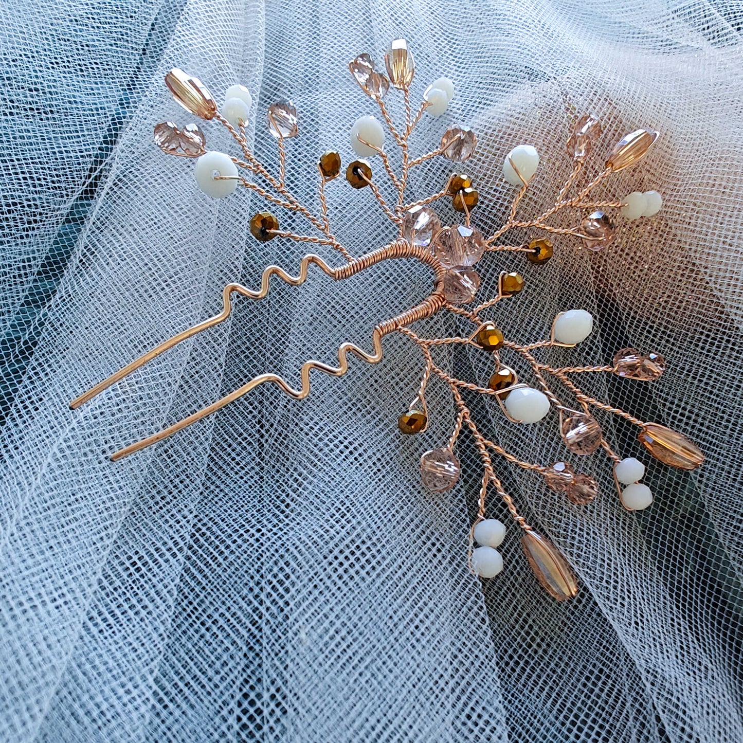 Tocado Alelí | Headpin Solitario Dorado Claro con Cristales en Blanco, Dorado, Naranja y Ámbar