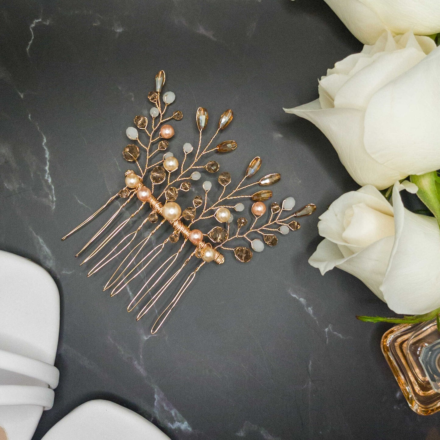 Tocado Fae | Peineta Dorada Con Cristales y Perla Nácar
