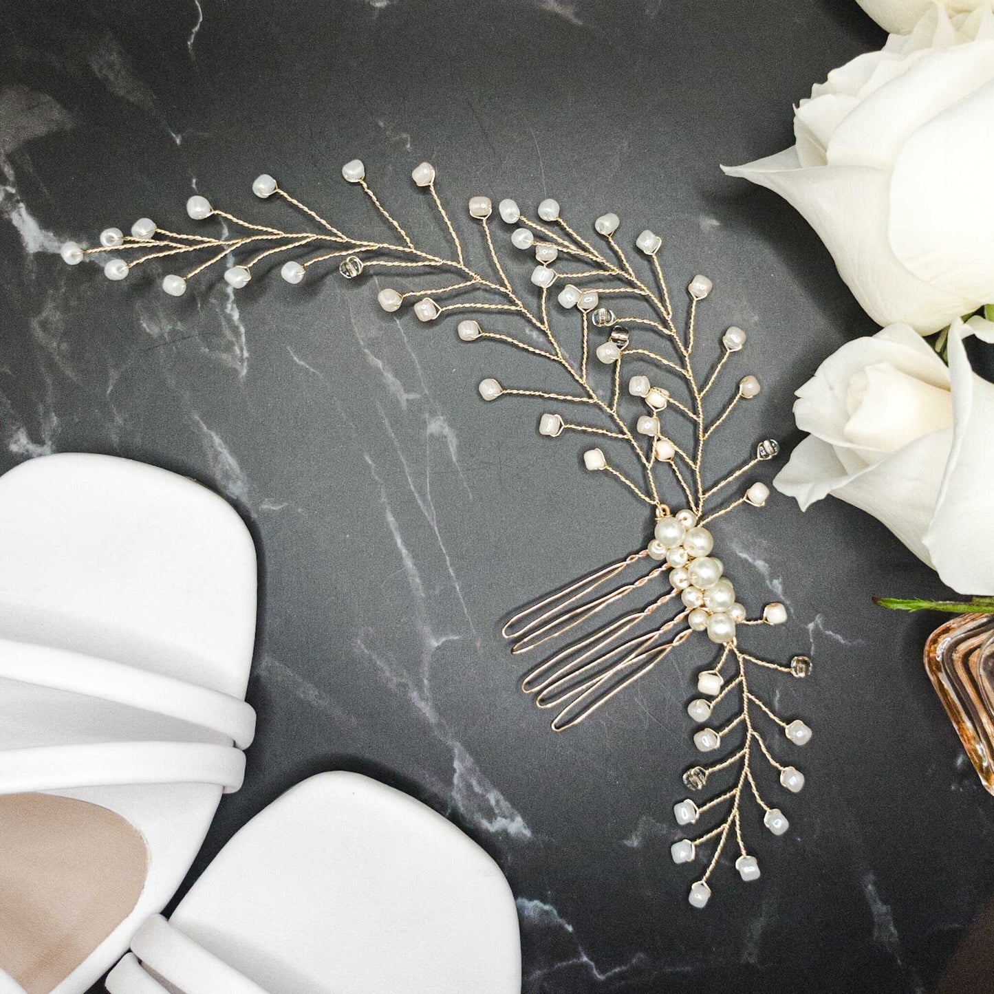 Tocado Fer | Peineta Dorada Con Chaquiras y Perlas De Vidrio