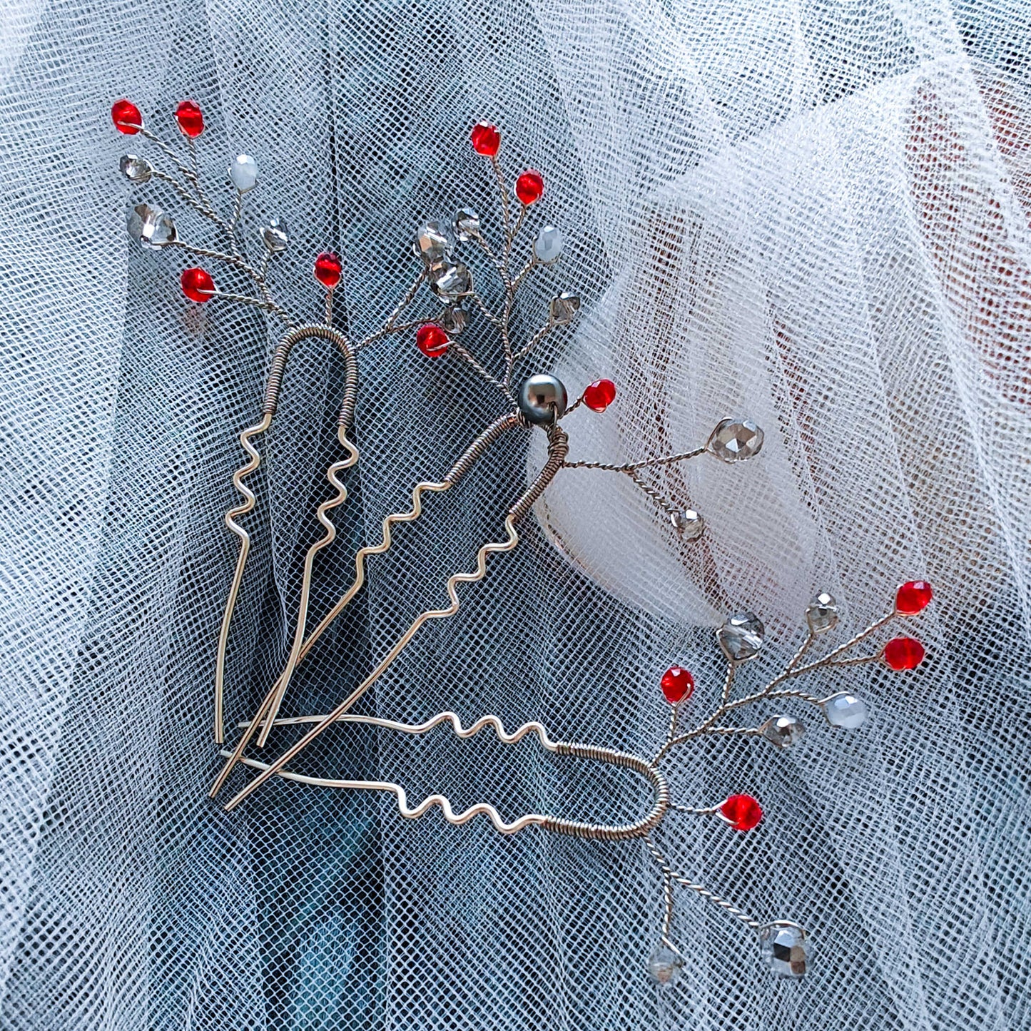 tocado ema-Plateado con rojo