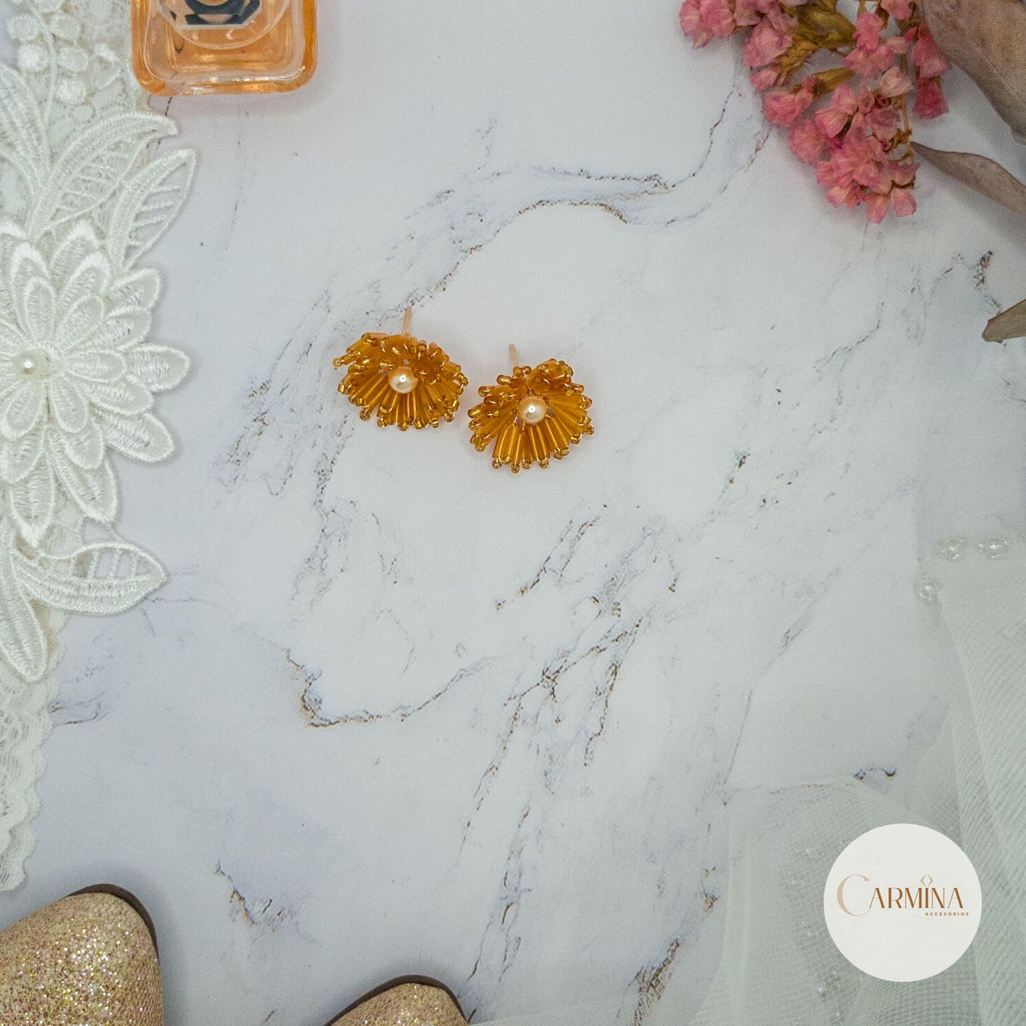 Tocado Tara | Diadema Flexible Dorada Con Aretes De Flor