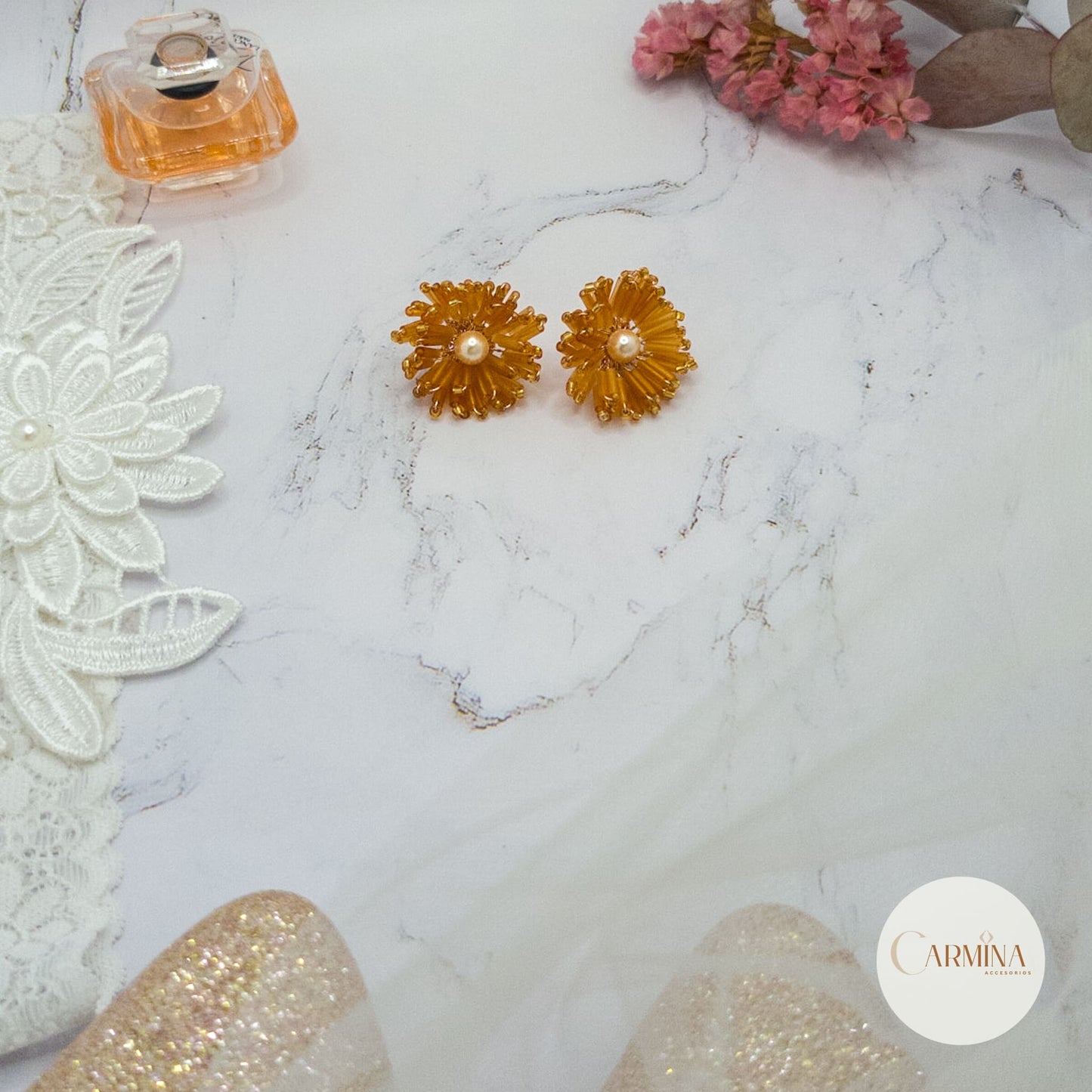 Tocado Tara | Diadema Flexible Dorada Con Aretes De Flor