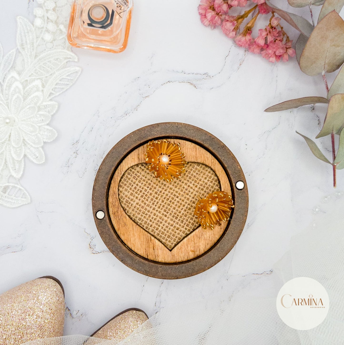 Tocado Tara | Diadema Flexible Dorada Con Aretes De Flor