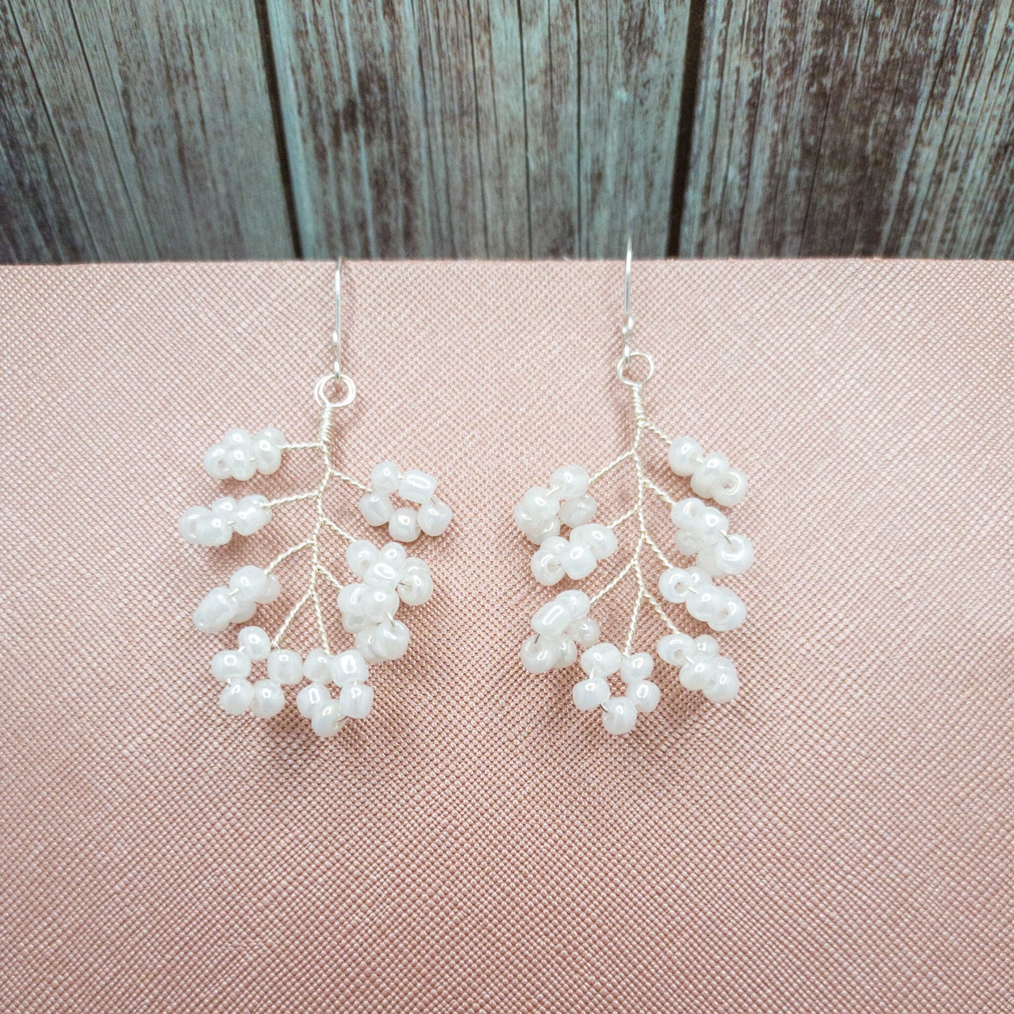 Tocado Caro | Encantadora Combinación En Blanco Con Aretes a Juego