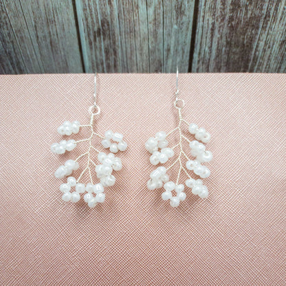 Tocado Caro | Encantadora Combinación En Blanco Con Aretes a Juego