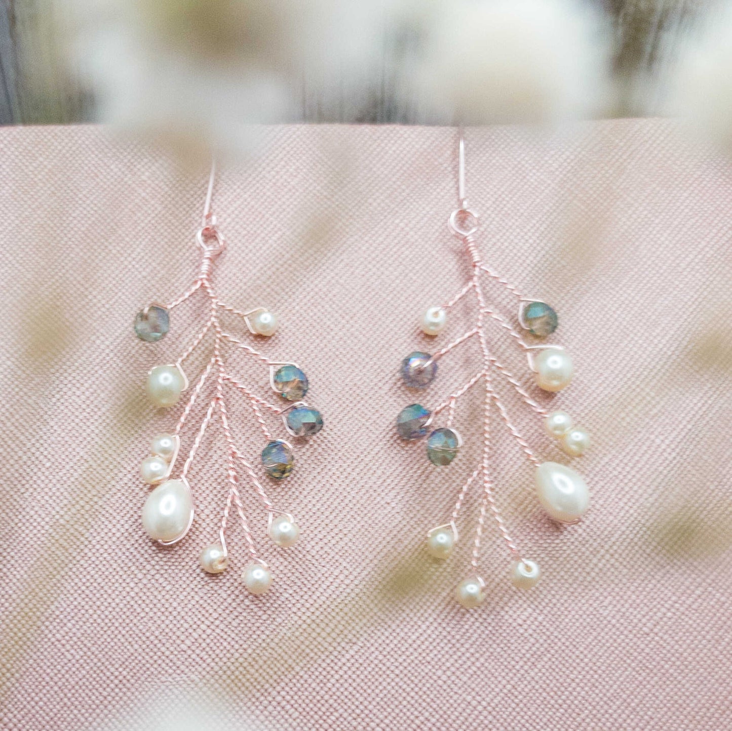 tocado lis-Oro rosa con perlas de vidrio y cristales celestes