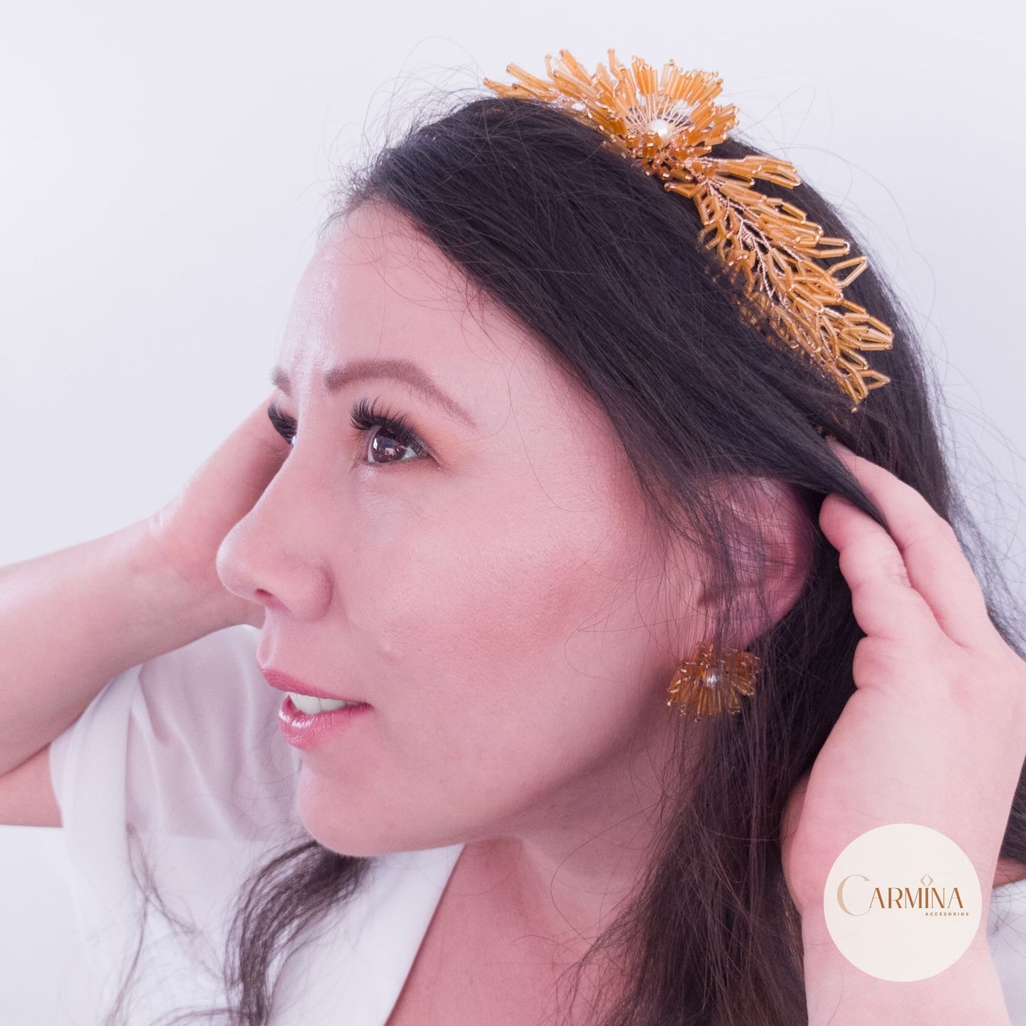 Tocado Tara | Diadema Flexible Dorada Con Aretes De Flor