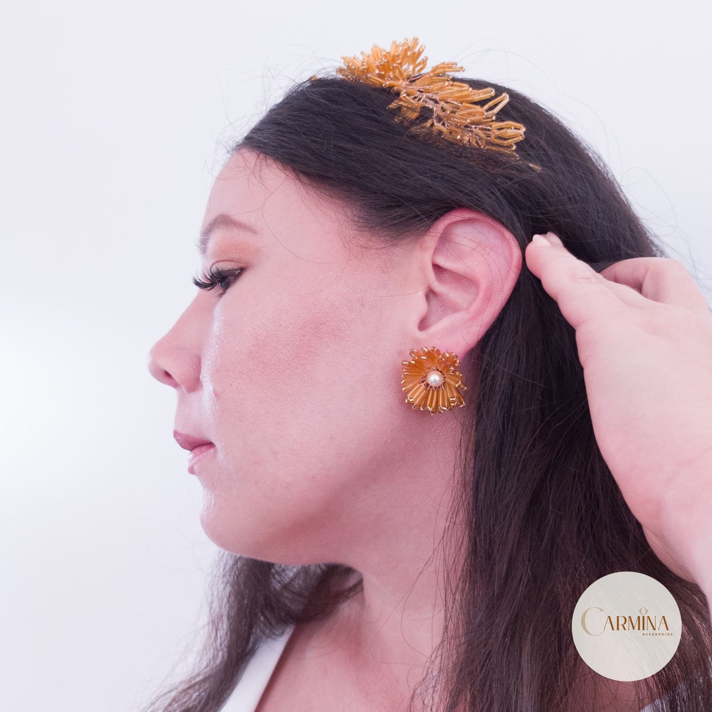 Tocado Tara | Diadema Flexible Dorada Con Aretes De Flor