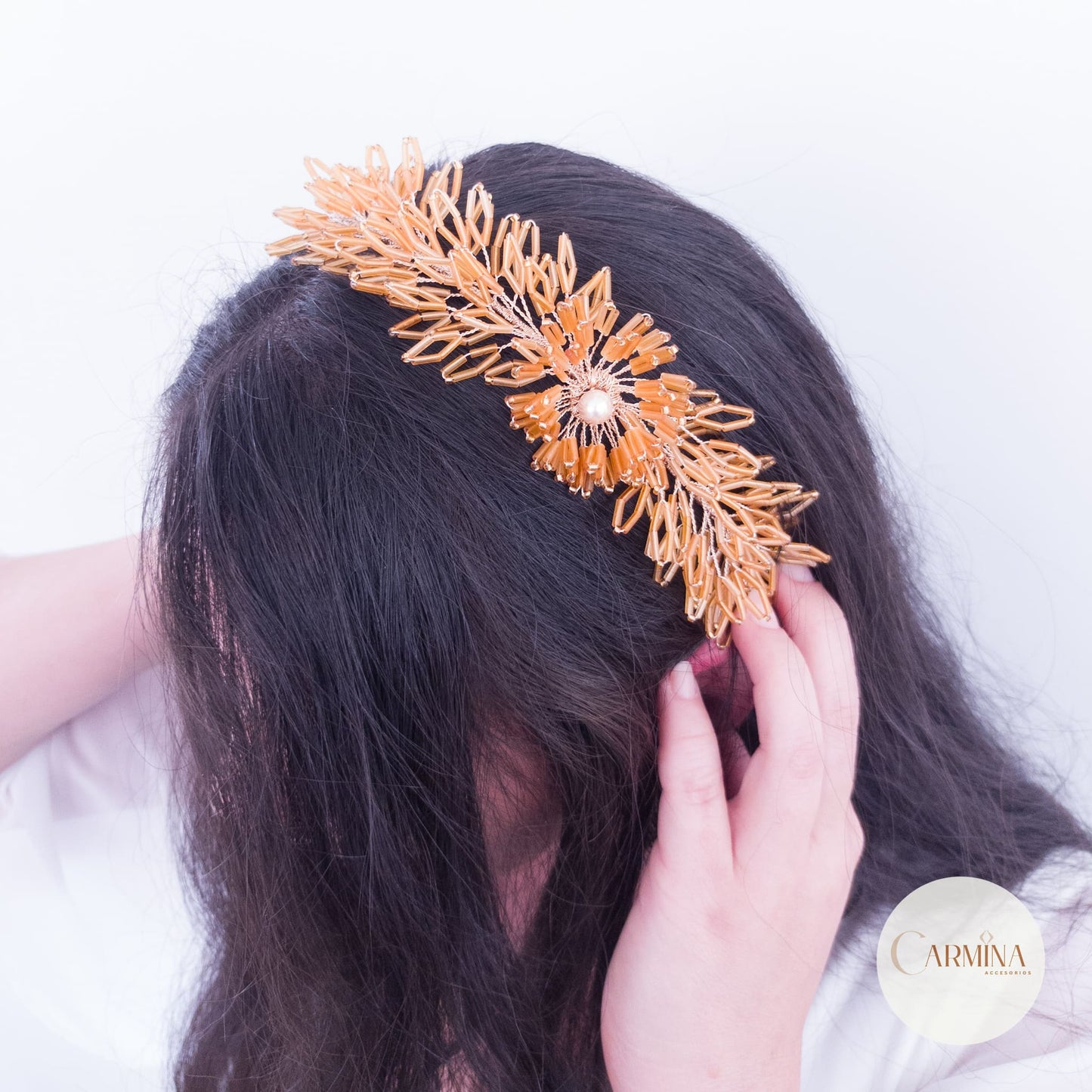 Tocado Tara | Diadema Flexible Dorada Con Aretes De Flor