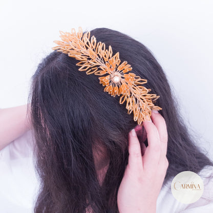 Tocado Tara | Diadema Flexible Dorada Con Aretes De Flor