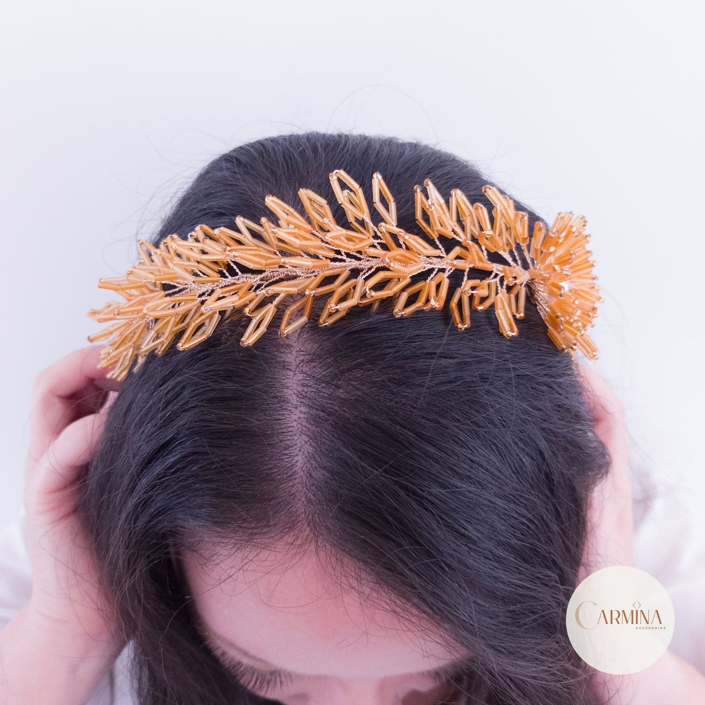 Tocado Tara | Diadema Flexible Dorada Con Aretes De Flor