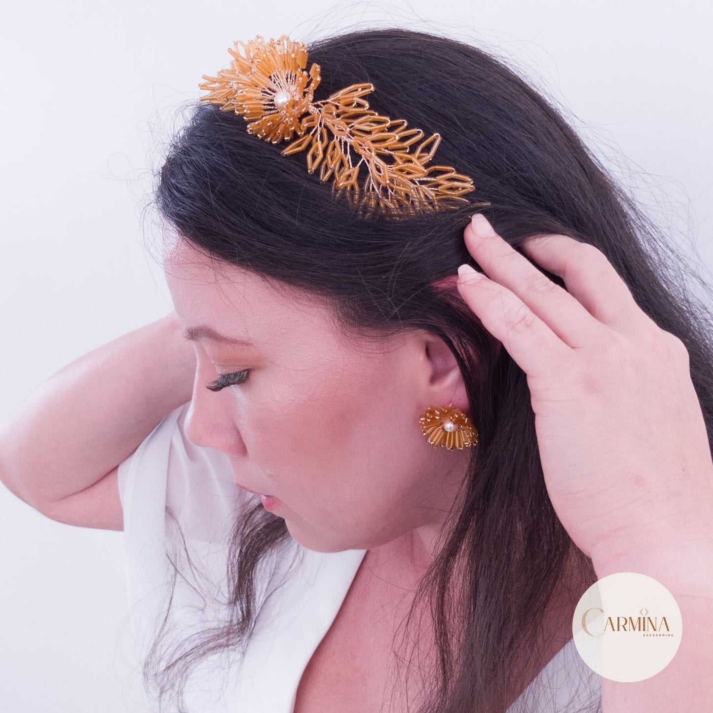 Tocado Tara | Diadema Flexible Dorada Con Aretes De Flor