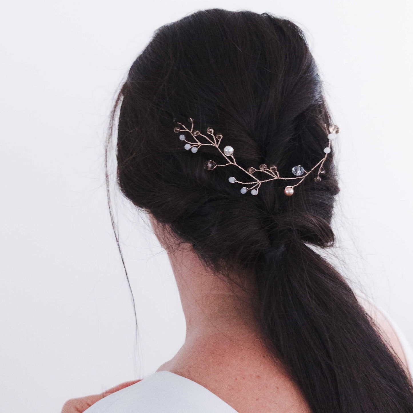 tocado pili-Mini dorado con blanco y ámbar