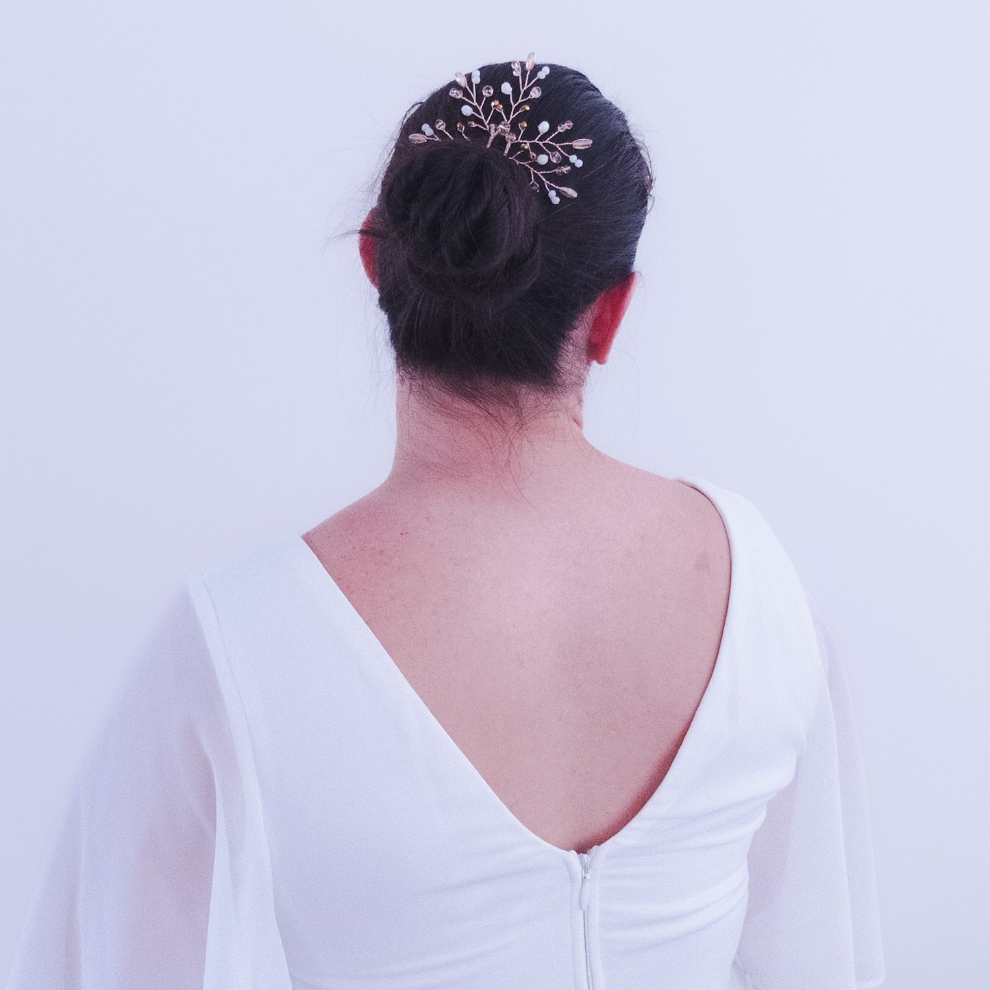 Tocado Alelí | Headpin Solitario Dorado Claro con Cristales en Blanco, Dorado, Naranja y Ámbar