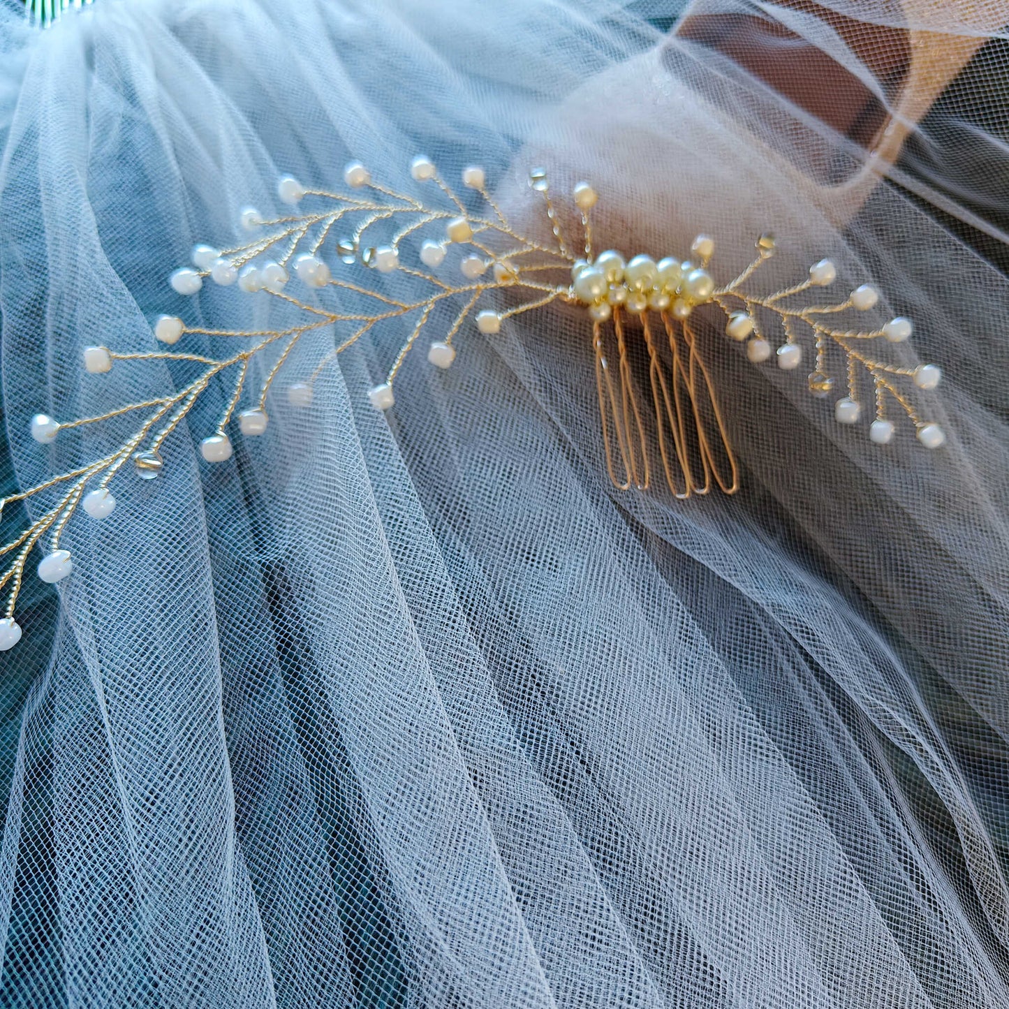 Tocado Fer | Peineta Dorada Con Chaquiras y Perlas De Vidrio