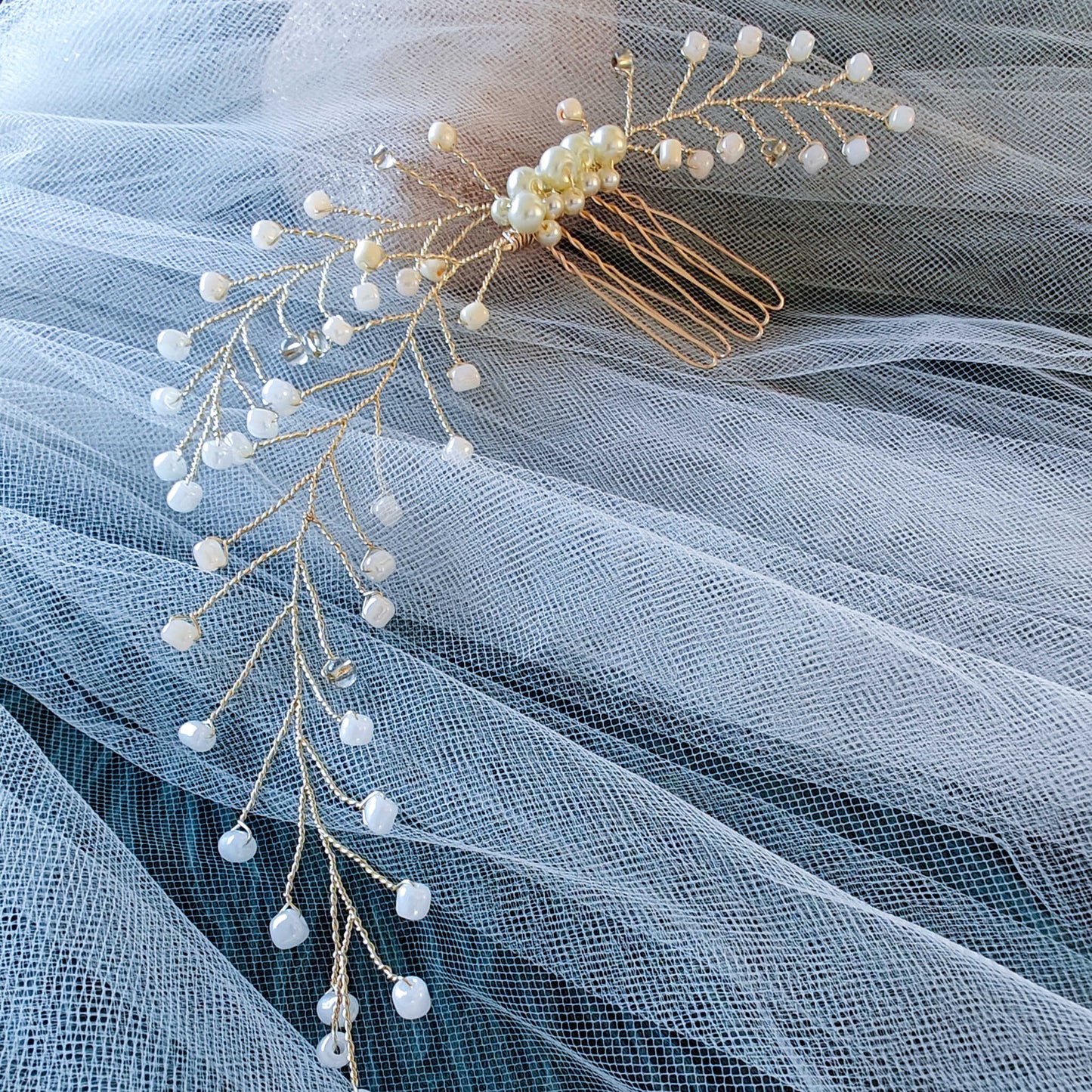 Tocado Fer | Peineta Dorada Con Chaquiras y Perlas De Vidrio