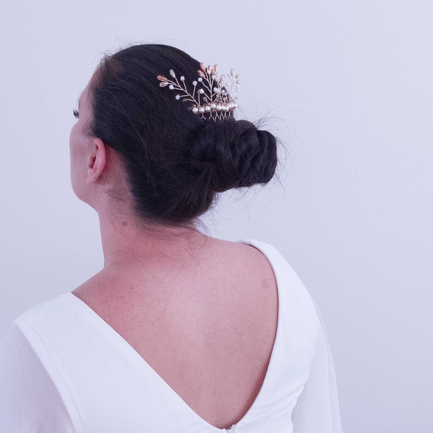 Tocado Freya | Peineta | Elegancia y Sofisticación Con Cristales y Perlas Nácar