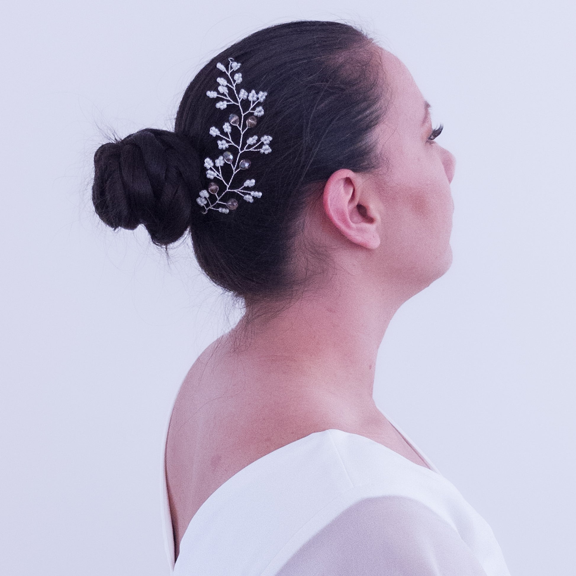 tocado irina-Plateado con blanco perlado cristal tornasol