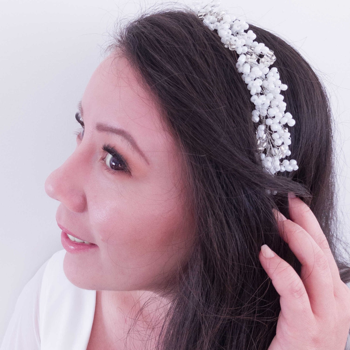 Tocado Iris | Diadema Flexible Plateado y Blanco