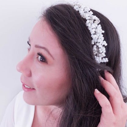 Tocado Iris | Diadema Flexible Plateado y Blanco