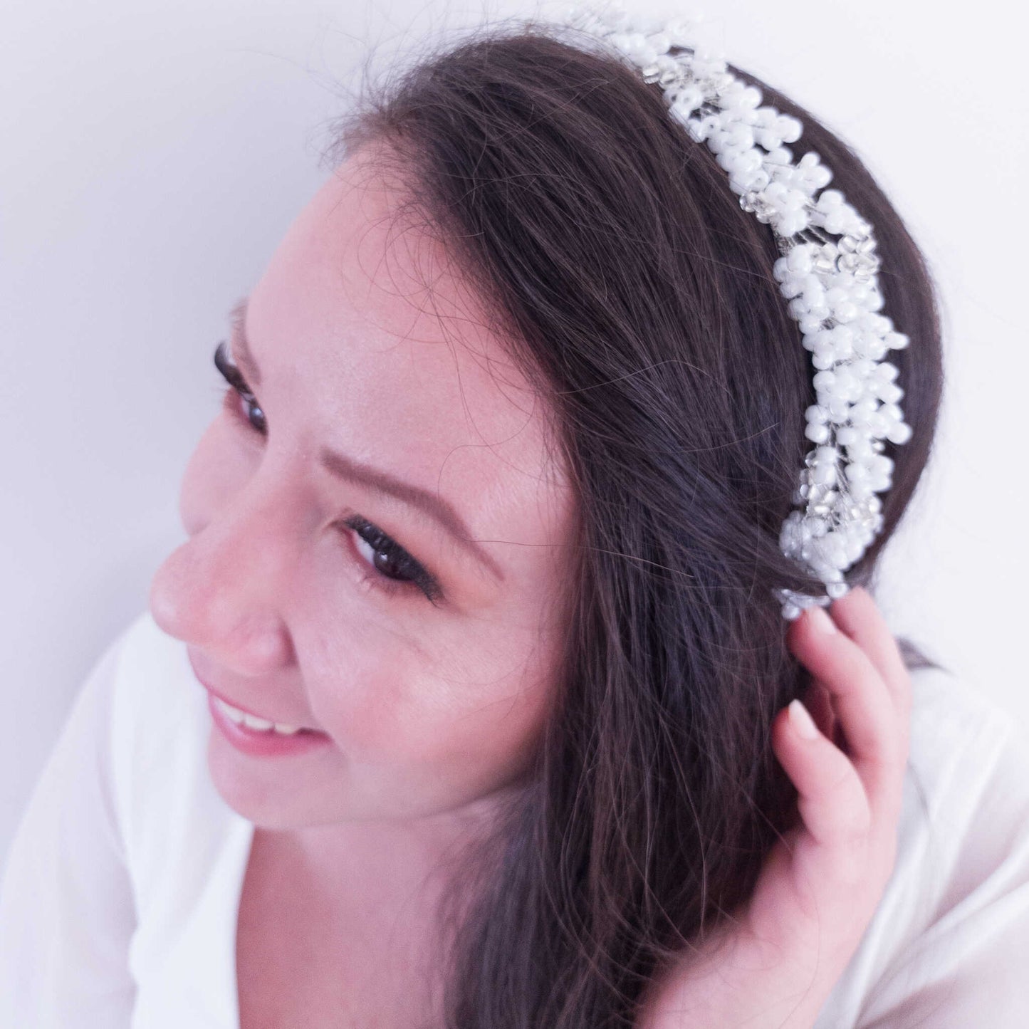 Tocado Iris | Diadema Flexible Plateado y Blanco