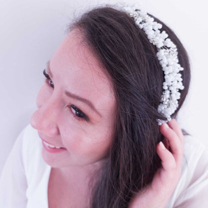 Tocado Iris | Diadema Flexible Plateado y Blanco