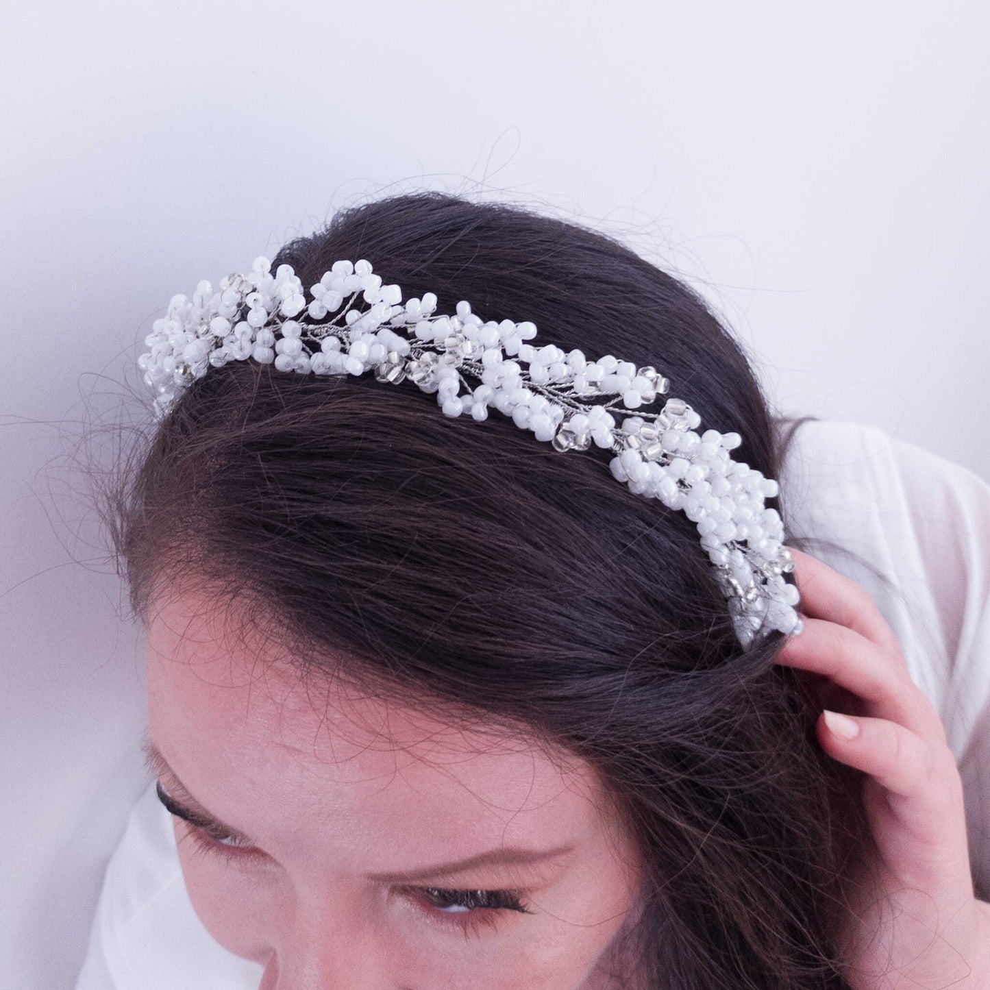 Tocado Iris | Diadema Flexible Plateado y Blanco