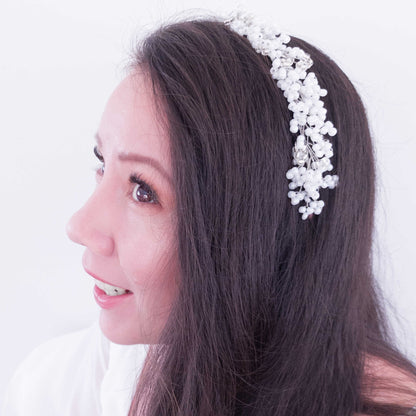 Tocado Iris | Diadema Flexible Plateado y Blanco