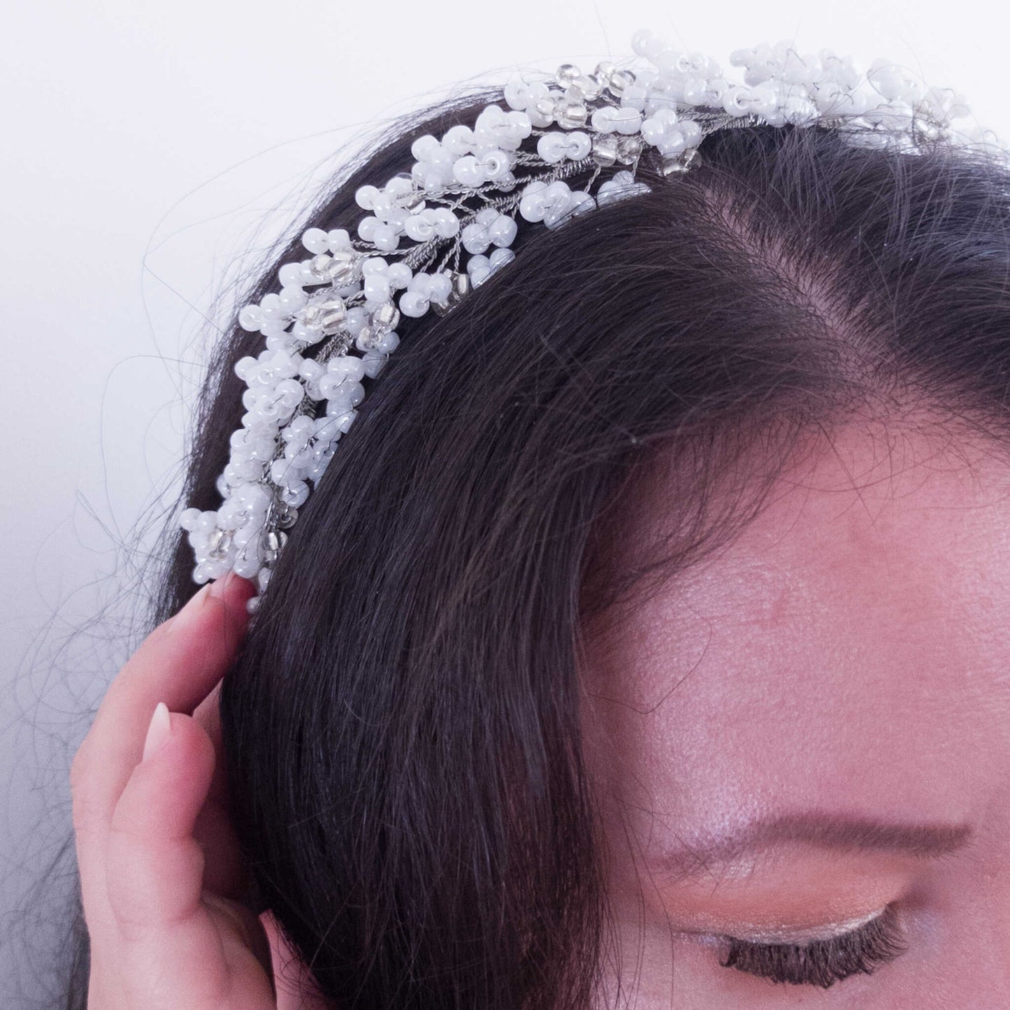 Tocado Iris | Diadema Flexible Plateado y Blanco