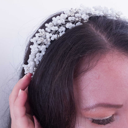 Tocado Iris | Diadema Flexible Plateado y Blanco
