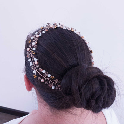 Tocado Lara | Elegancia Dorada con Cristales y Perlas Nácar