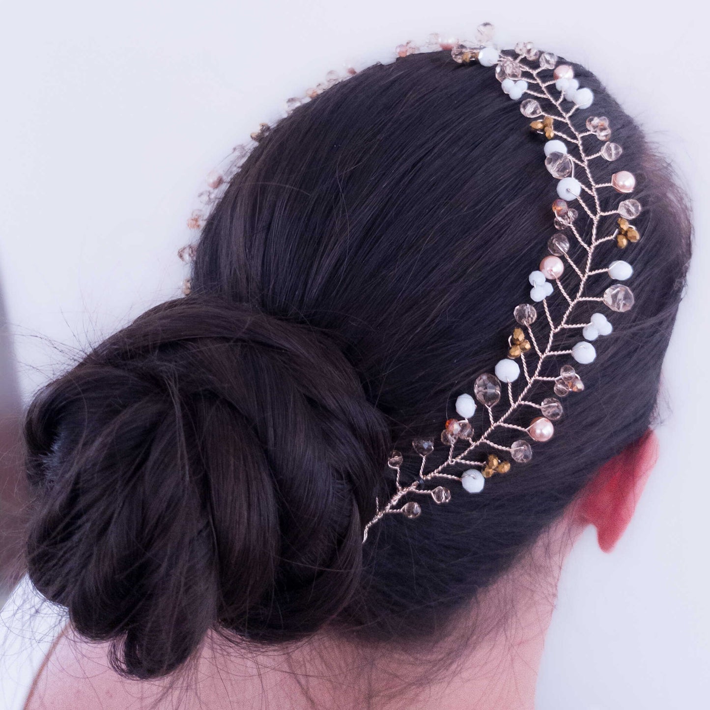 Tocado Lara | Elegancia Dorada con Cristales y Perlas Nácar