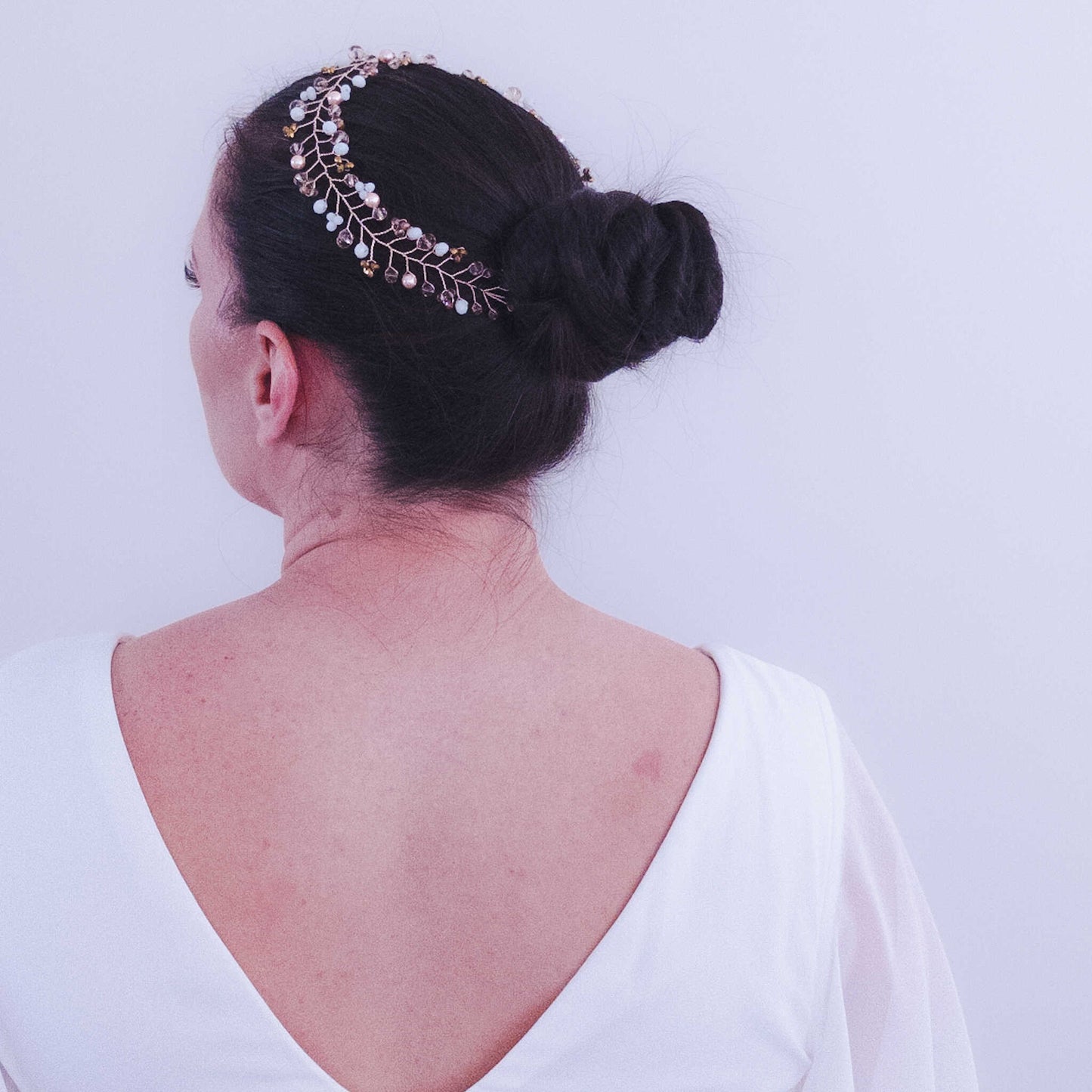 Tocado Lara | Elegancia Dorada con Cristales y Perlas Nácar