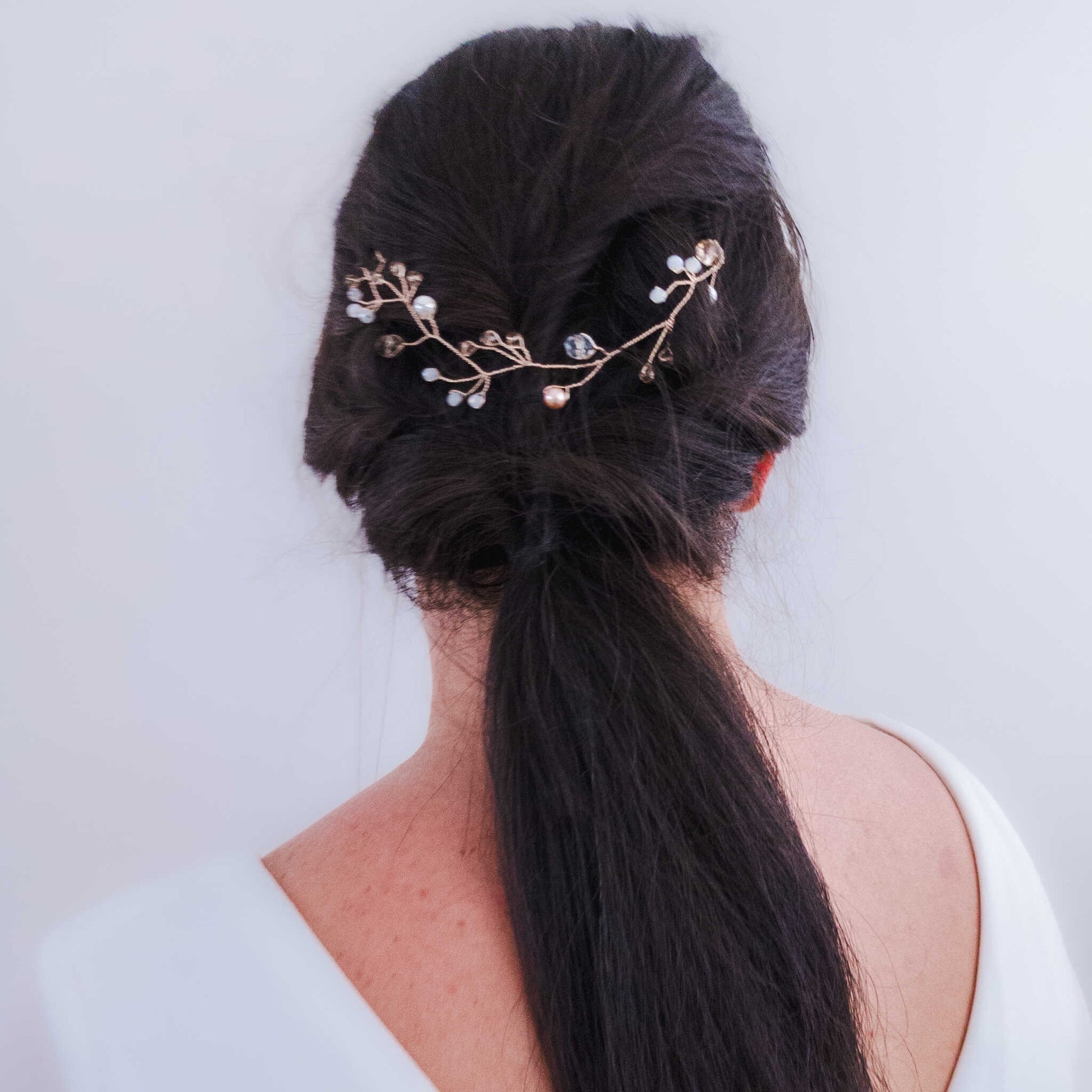 tocado pili-Mini dorado con blanco y ámbar