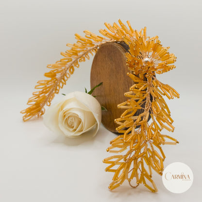 Tocado Tara | Diadema Flexible Dorada Con Aretes De Flor