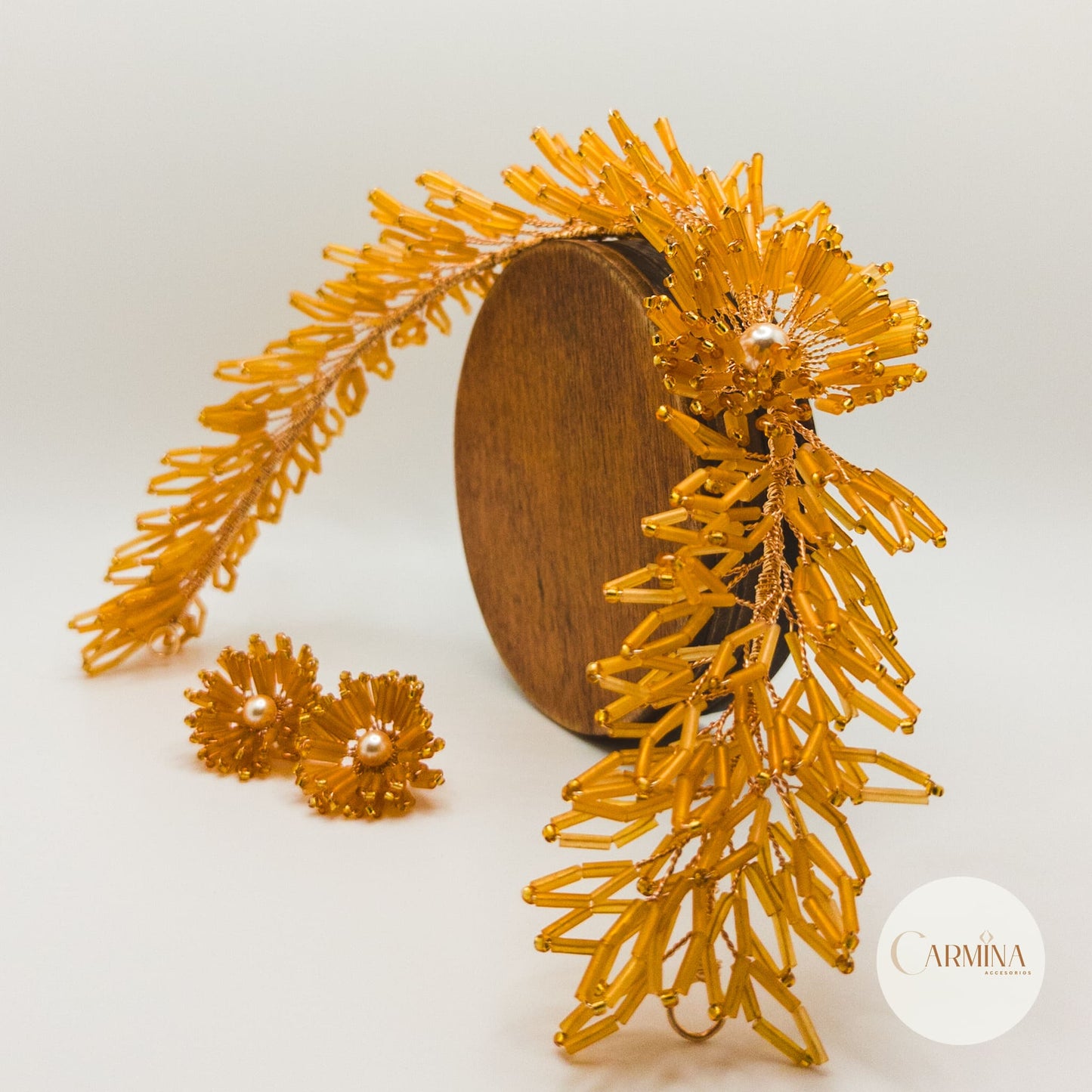 Tocado Tara | Diadema Flexible Dorada Con Aretes De Flor