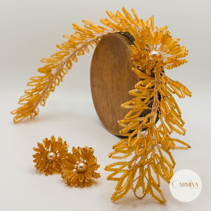 Tocado Tara | Diadema Flexible Dorada Con Aretes De Flor