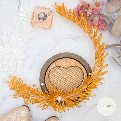 Tocado Tara | Diadema Flexible Dorada Con Aretes De Flor