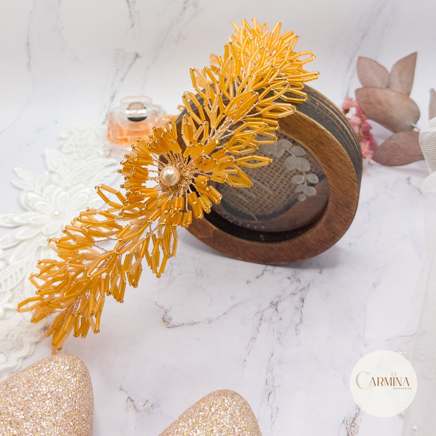 Tocado Tara | Diadema Flexible Dorada Con Aretes De Flor