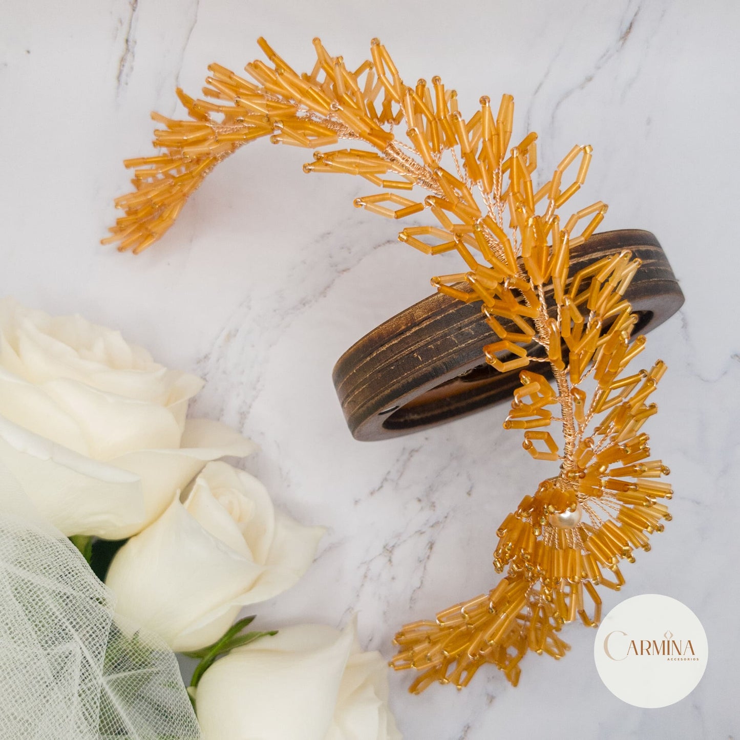 Tocado Tara | Diadema Flexible Dorada Con Aretes De Flor